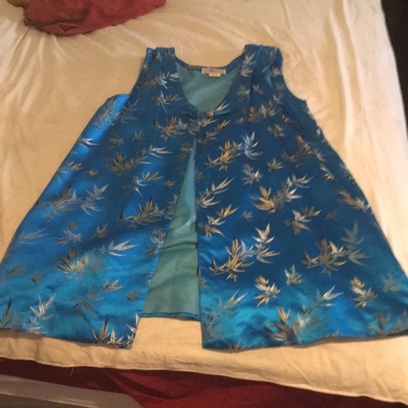 Long satin oriental vest with one button closure. - Picture 3 of 5